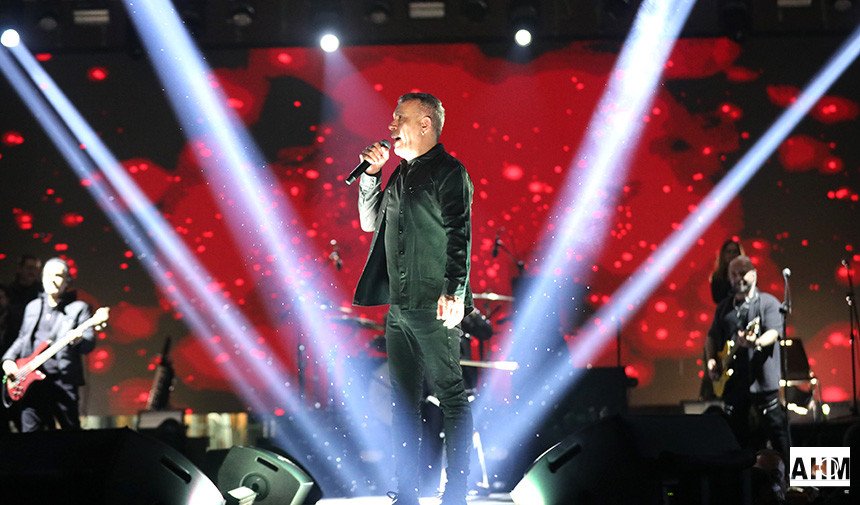 Yüreğir'de Tarihi Konser: Binler Alanı Doldurdu