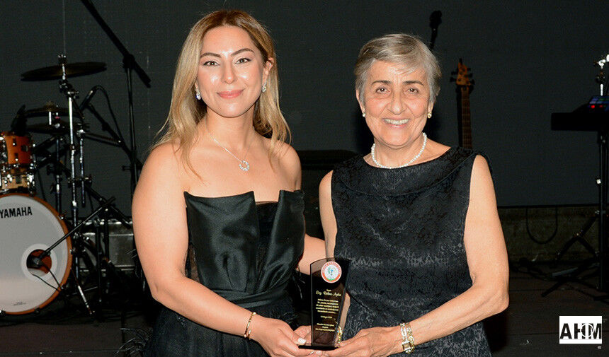 30 ve 50 Yıllık Duayen Eczacılara Plaket