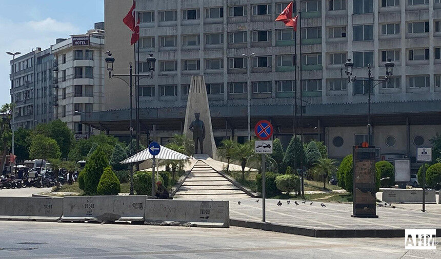 Küçüksaat Meydanı İlgi Bekliyor: Yıllardır Düzenleme Yapılmadı