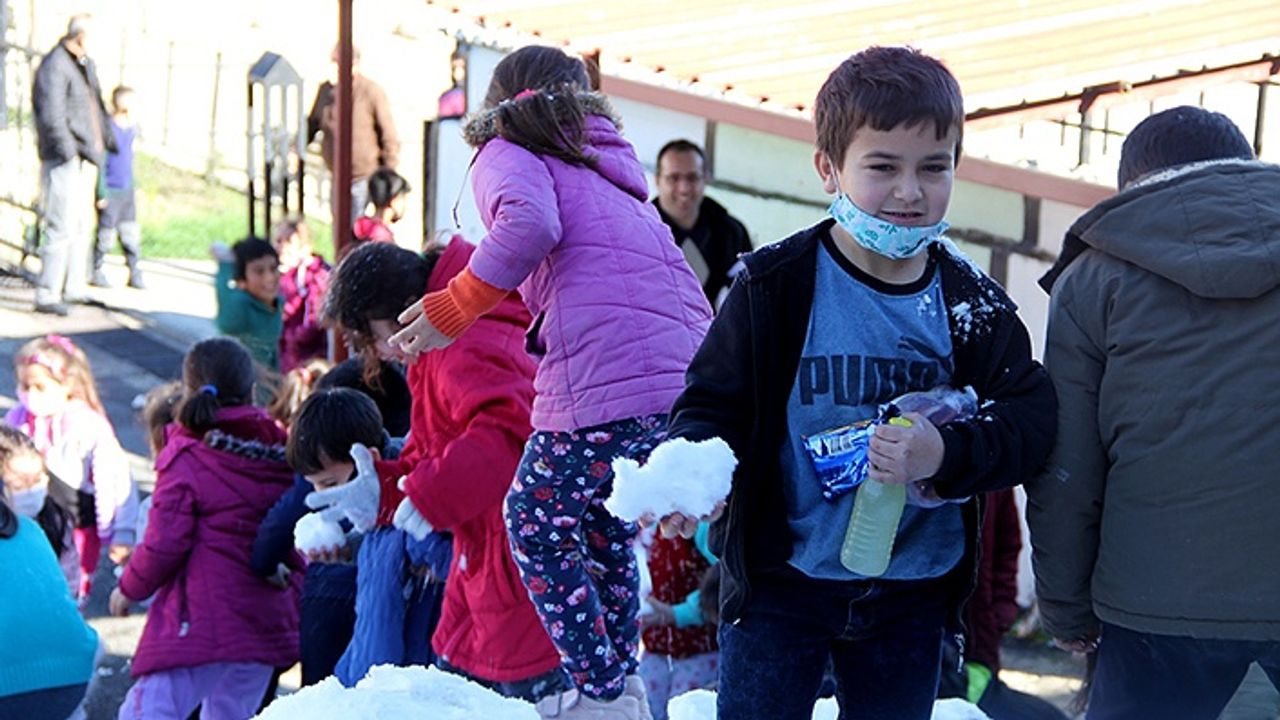 Karaisalı'da Öğrencilerin Kar Sevinci