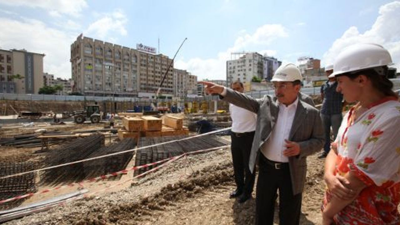 Adana Şehir Meydanı son sürat ilerliyor