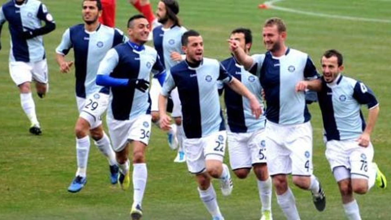 Demirspor 9 kişiyle de olsa 3 puanı aldı