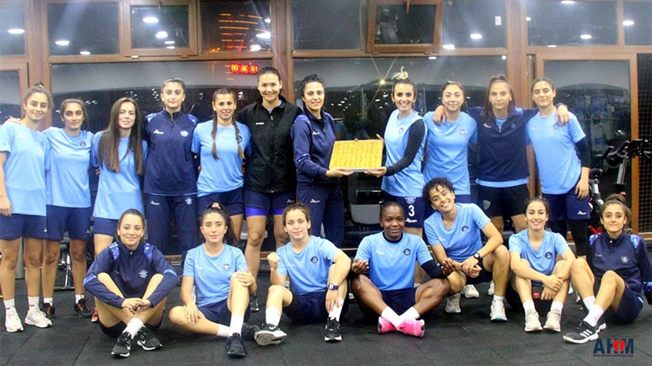 Adana Demirspor Kadın Futbolcuları 1207 Antalyaspor'a Hazırlanıyor