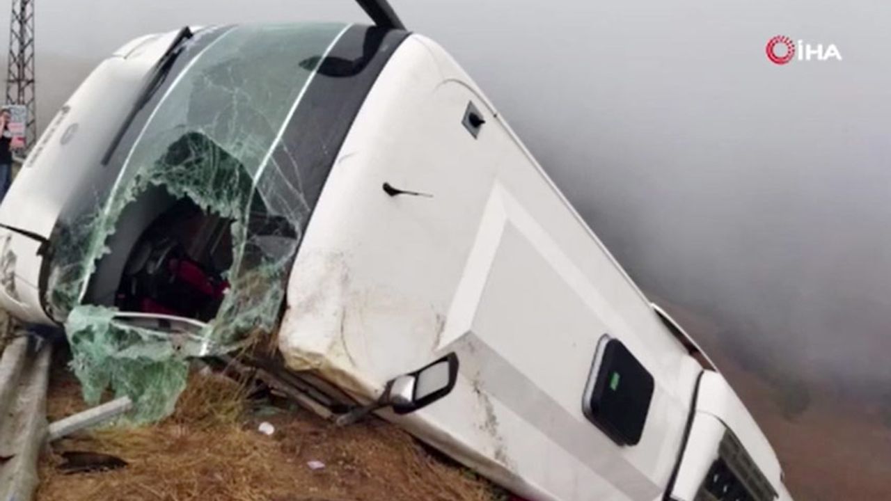 Yolcu Otobüsü Uçuruma Yuvarlandı: 1 Kişi Öldü, 14 Kişi de Yaralandı