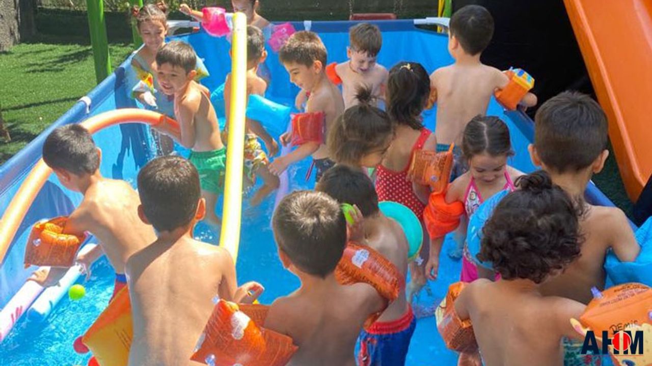 Sarıçam'da Sıcaktan Bunalan Çocuklara Portatif Yüzme Havuzu