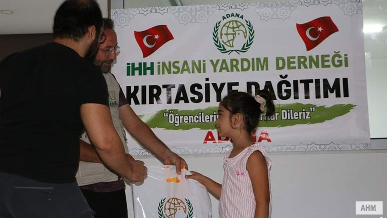 İHH Adana'dan Öğrencilere Kırtasiye Yardımı