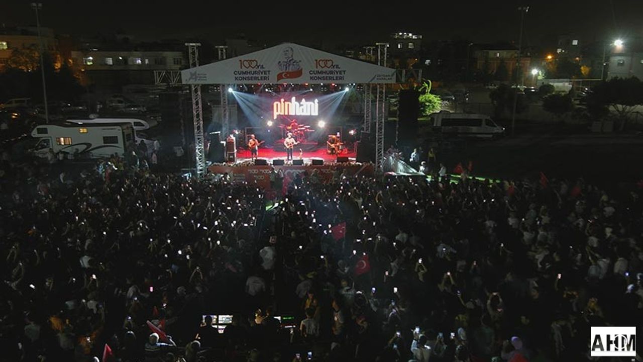 Adanalılar Pinhani Konseriyle Coştu, Cumhuriyeti Kutladı