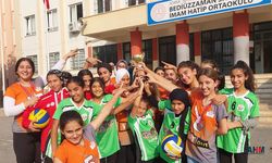 Küçük Kız Voleybolcular Kupa peşinde!
