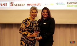 Esra Özden’e Leyla Alaton Elinden Ödül 