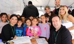 Ünlü isimler Deprem Çadırında Çocuklara Sürpriz Yaptı!