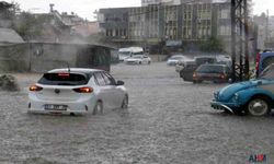 Adana'da Etkili Yağış Su Baskınlarına Neden Oldu