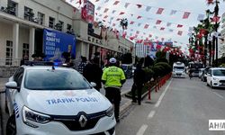 Adana Büyükşehir Belediyesi Önünde "Kontak Kapatma" Eylemi