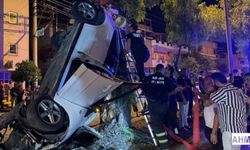 Adana’da Korkutan Kaza! Otomobil Refüjde Asılı Kaldı!