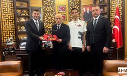 TÜRKHAN İHA Prototipi Devlet Bahçeli’ye Takdim Edildi