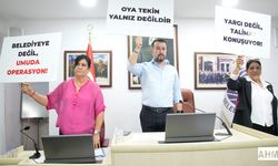 Seyhan Meclisi'nde Pankartlı Tepki: CHP'li Üyelerden Oya Tekin ve Kadir Aydar'a Destek
