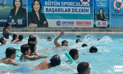 Seyhan'da Çocuklar Hem Serinliyor Hem De Yüzme Öğreniyor