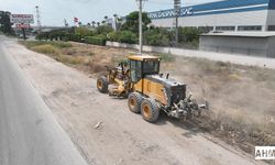 Adana Büyükşehir Belediyesi’nden D400 Karayolunda Çevre Temizliği