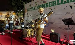Karataş’ta “Bi’ Yaz Konseri” Coşkusu: Yerli ve Yabancı Konuklar Müzik Dolu Bir Gece Yaşadı