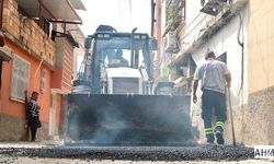 Seyhan Belediyesi Fen İşleri Ekiplerinden Yol Yama Çalışmaları