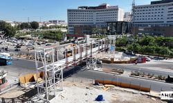 Adana Şehir Hastanesi Önüne Modern Yaya Üst Geçidi