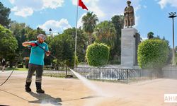 Adana Büyükşehir Belediyesi’nden Atatürk Parkı’nda Temizlik Çalışması