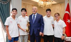Vali Köşger "Şampiyonları" Kabul Etti