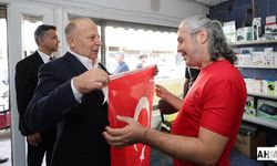 Yüreğir Belediyesi'nden Esnafa "Türk Bayrağı" Hediyesi