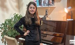 Dahi Piyanist Çocuk, Atasını Bestelediği Şarkıyla Andı