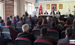 Karataş’ta Muhtarlarla Değerlendirme Toplantısı: Kaçak Yapılar ve Numarataj Gündemde