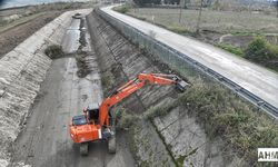 Adana'da Sulama Kanalları Temizlenmeye Devam Ediyor