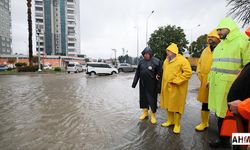 Başkan Ali Demirçalı, Yoğun Sağanakta Ekiplerle Sahada
