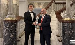 Akif Manaf’a Bir Barış Ödülü Daha: Dünyaca Ünlü Yazar Egeyön Barış Ödülünü Aldı