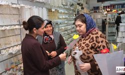 Sevil Aydar Yıldız, 8 Mart Dünya Kadınlar Günü’nde Kadınlara Çiçek Dağıttı