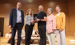 “Demans Pratiği” Tiyatro Oyunu Adana’da Sahnelendi