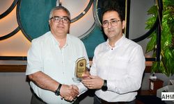 Adana Tabip Odası Yeni Yönetimi Önceki Yönetime Plaket Verdi