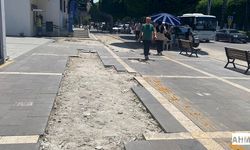 Atatürk Caddesi’nde Kaldırım Tepkisi: Bir Haftadır Yapılmayı Bekliyor