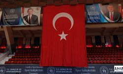 Menderes Spor Salonu'nda Tepki Çeken Görüntü: Atatürk Posteri Türk Bayrağıyla Kapatıldı
