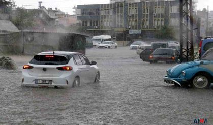 Adana'da Etkili Yağış Su Baskınlarına Neden Oldu