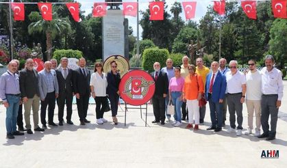 Gazeteciler Atatürk'ü Anmak İçin "Duruş" Gösterdi!