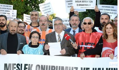 Doktor ve Sağlık Çalışanları "Hak" İçin Yine İş Bıraktı