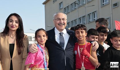 Vali Köşger Gülbahçesinde "Genç Ofisi" Ziyaret Etti