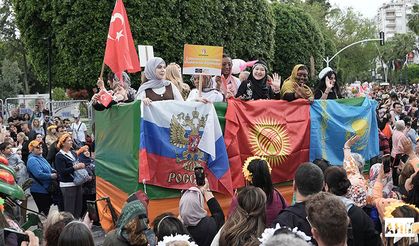 Yüz Binlerce İnsan Türkiye’nin İlk Ve Tek Karnavalı İçin Adana’da Buluştu