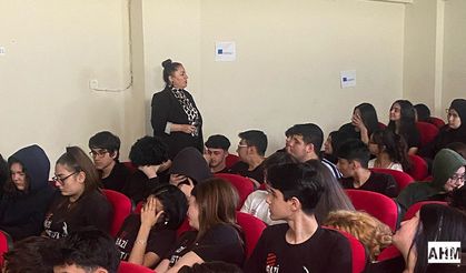 Lise ve Ortaokul Öğrencilerine Medya Okuryazarlığı Eğitimi Verildi