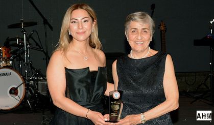 30 ve 50 Yıllık Duayen Eczacılara Plaket
