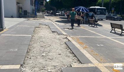 Atatürk Caddesi’nde Kaldırım Tepkisi: Bir Haftadır Yapılmayı Bekliyor