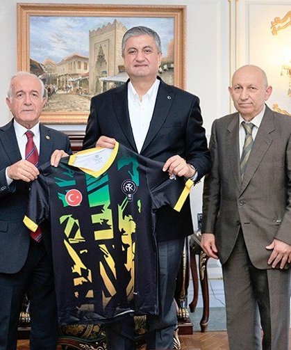 Vali Yavuz’dan 13. Uluslararası Veteranlar Masa Tenisi Turnuvası’na Destek