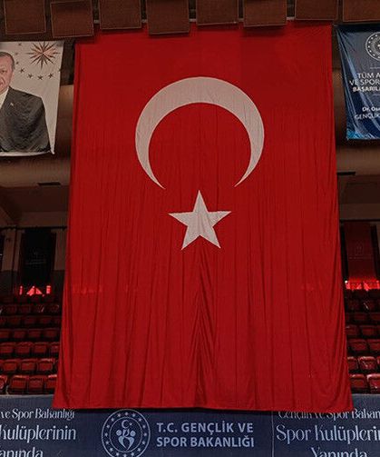 Menderes Spor Salonu'nda Tepki Çeken Görüntü: Atatürk Posteri Türk Bayrağıyla Kapatıldı