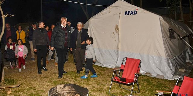 Başkan Zeydan Karalar Depremzedelere Moral İçin Sahada