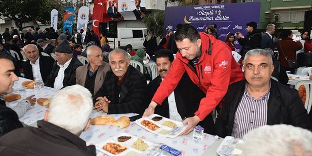 Adana Büyükşehir Belediyesinden Yüreğir'deki İftar Yemeğinde "Kardeşlik" Vurgusu