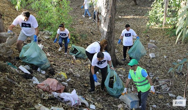 Yüreğir Belediyesi Temizlik Günü'nde "Dünyaları" Temizledi